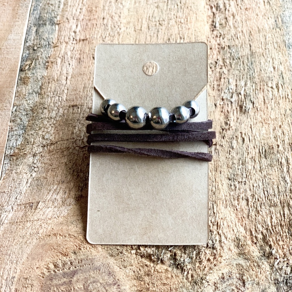 FAUX LEATHER COKER NECKLACE WITH SILVER BEADING